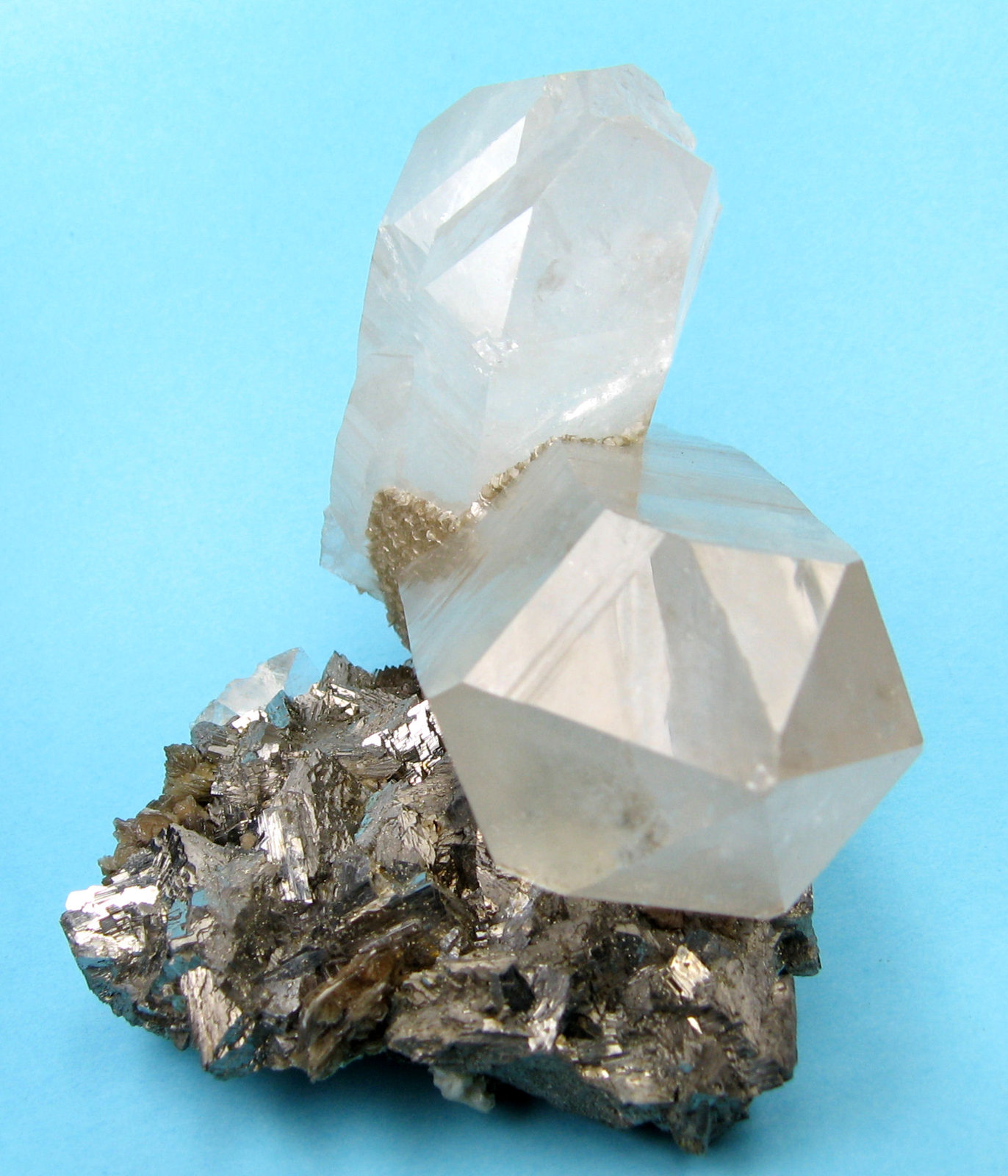 Cuarzo, Arsenopirita, Dolomita, Moscovita
115 mm x 90 mm. Cristal principal de cuarzo: 46 mm de anchura, 115 mm de altura. Masa: 961 g
(Autor: Carles Millan)