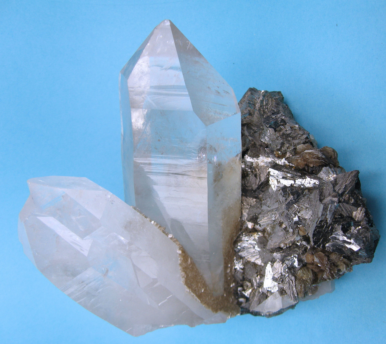 Cuarzo, Arsenopirita, Dolomita, Moscovita
115 mm x 90 mm. Cristal principal de cuarzo: 46 mm de anchura, 115 mm de altura. Masa: 961 g
(Autor: Carles Millan)