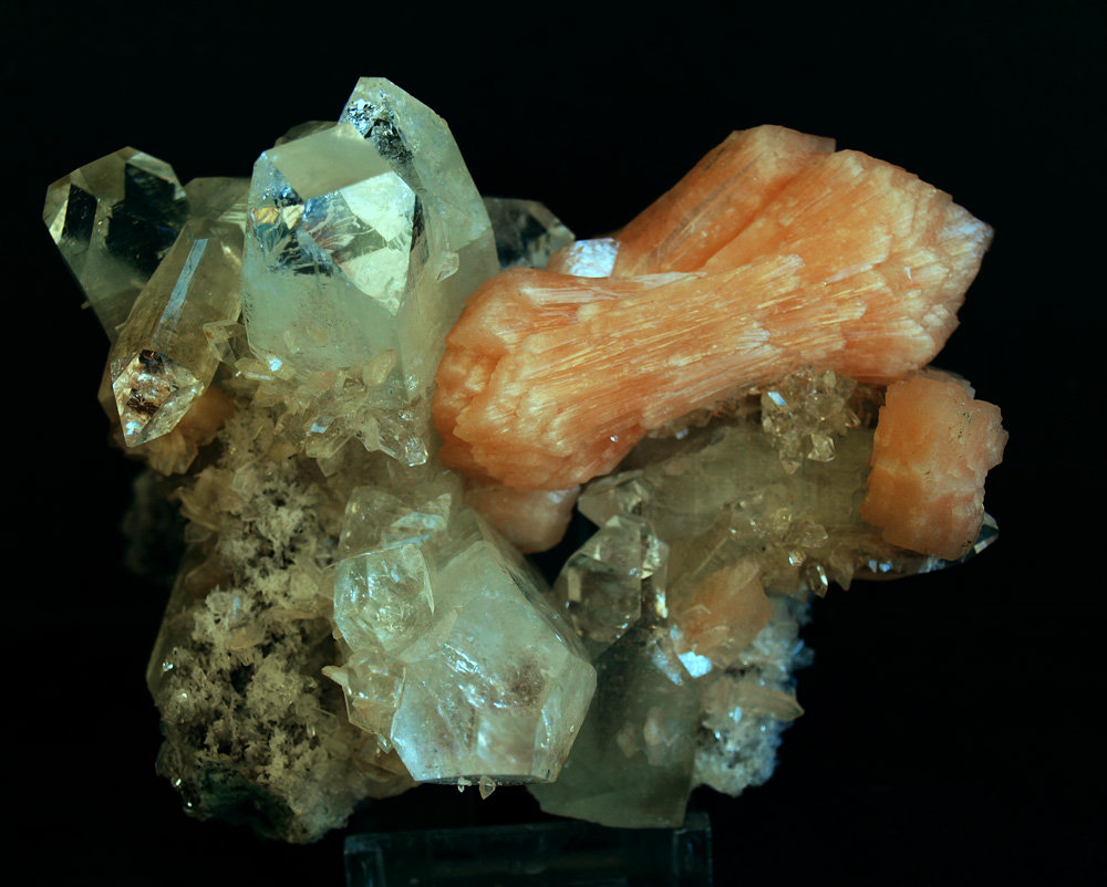 Stilbita-Ca (Estilbita-Ca), Fluorapophyllita-(K) (Apofilita)
11.5 x 8.5 cm
(Autor: Pedro Antonio)