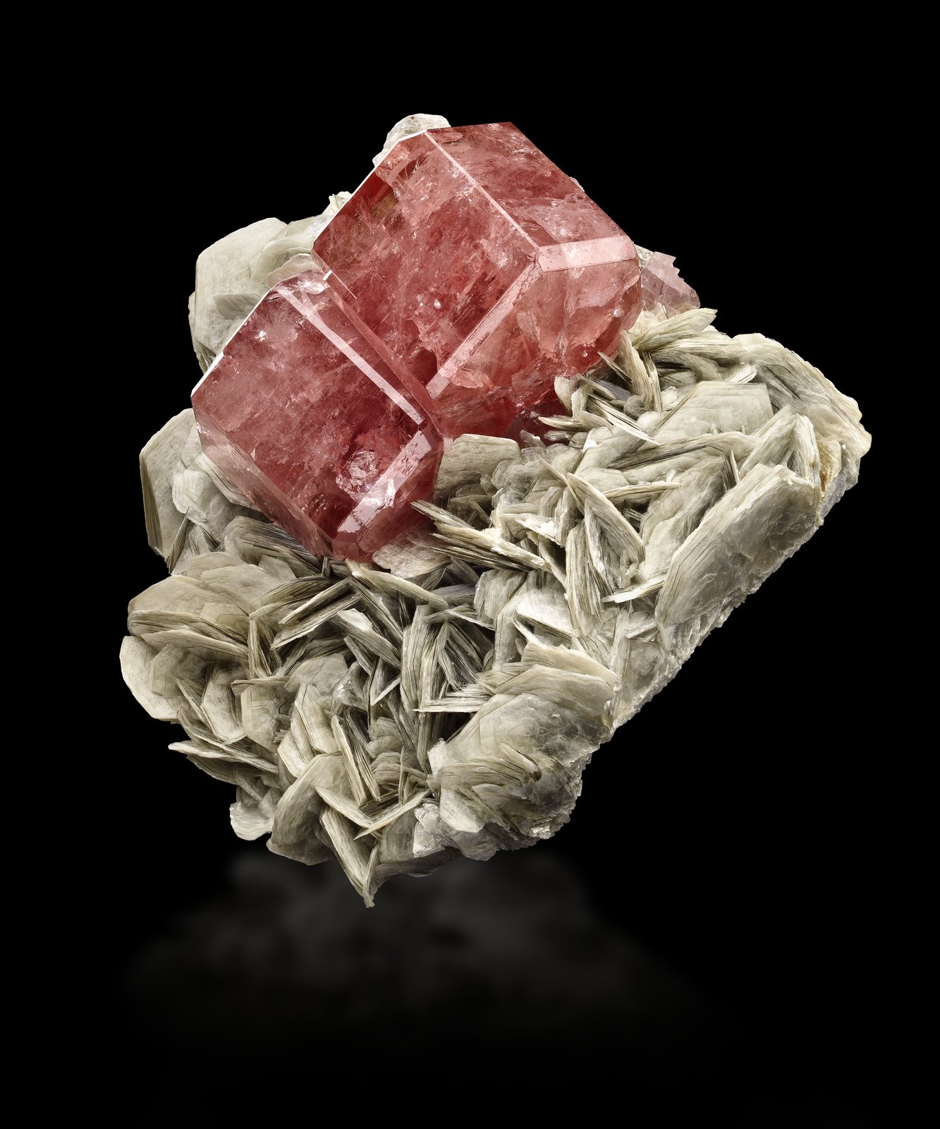 Fluorapatito (Grupo Apatito) con Moscovita
11 x 11 x 6,5 cm
(Autor: Museo MIM)