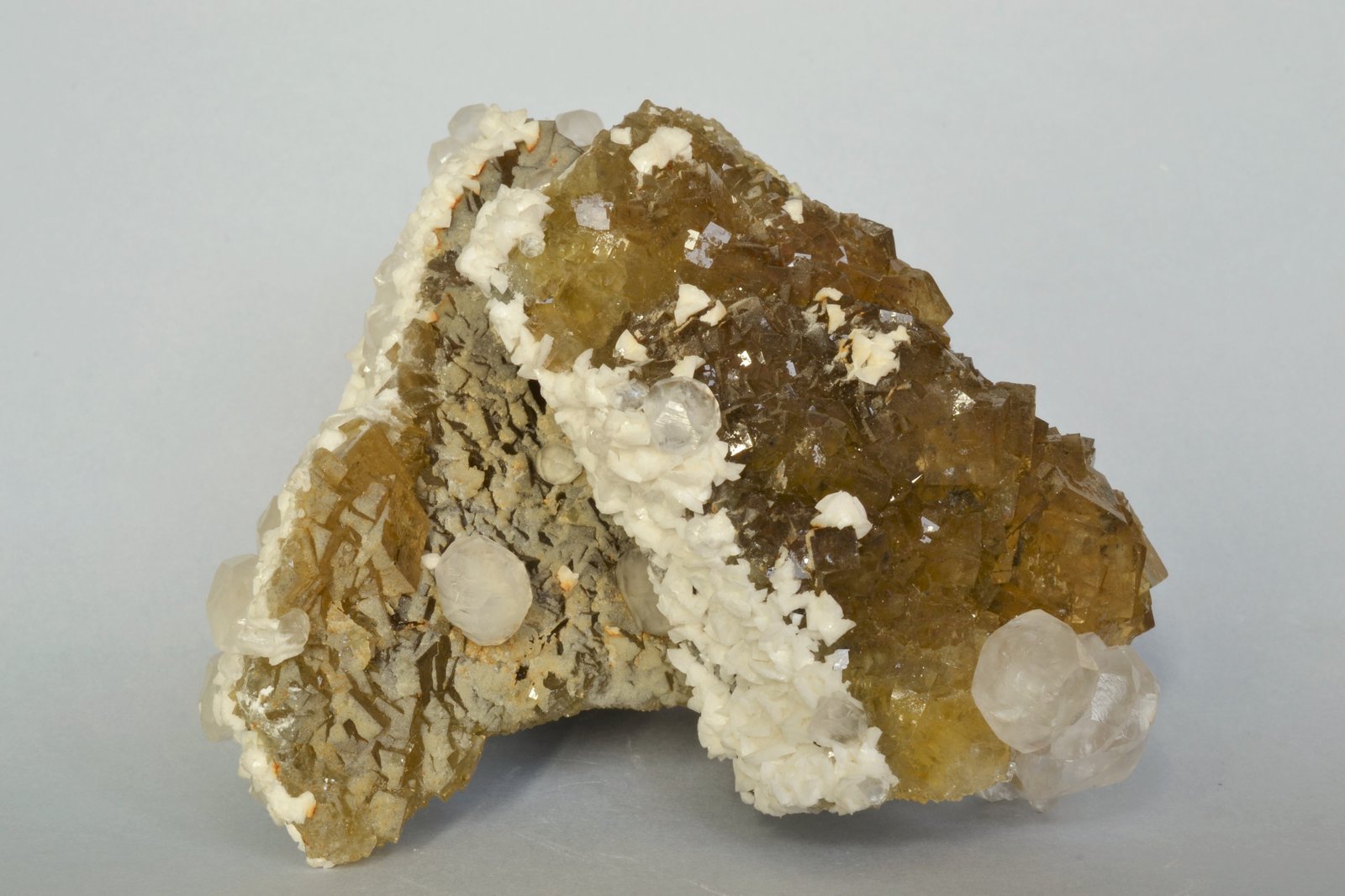 Fluorita, Calcita, Dolomita
9,5 x 8 x 7 cm
(Autor: Raúl S. Llorente)