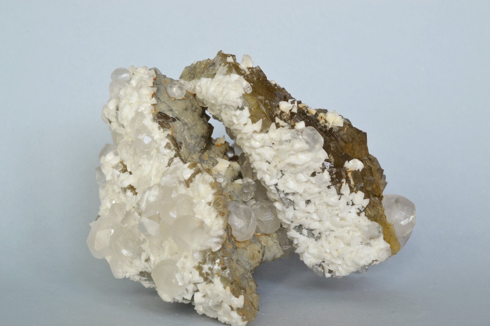 Fluorita, Calcita, Dolomita
9,5 x 8 x 7 cm
(Autor: Raúl S. Llorente)