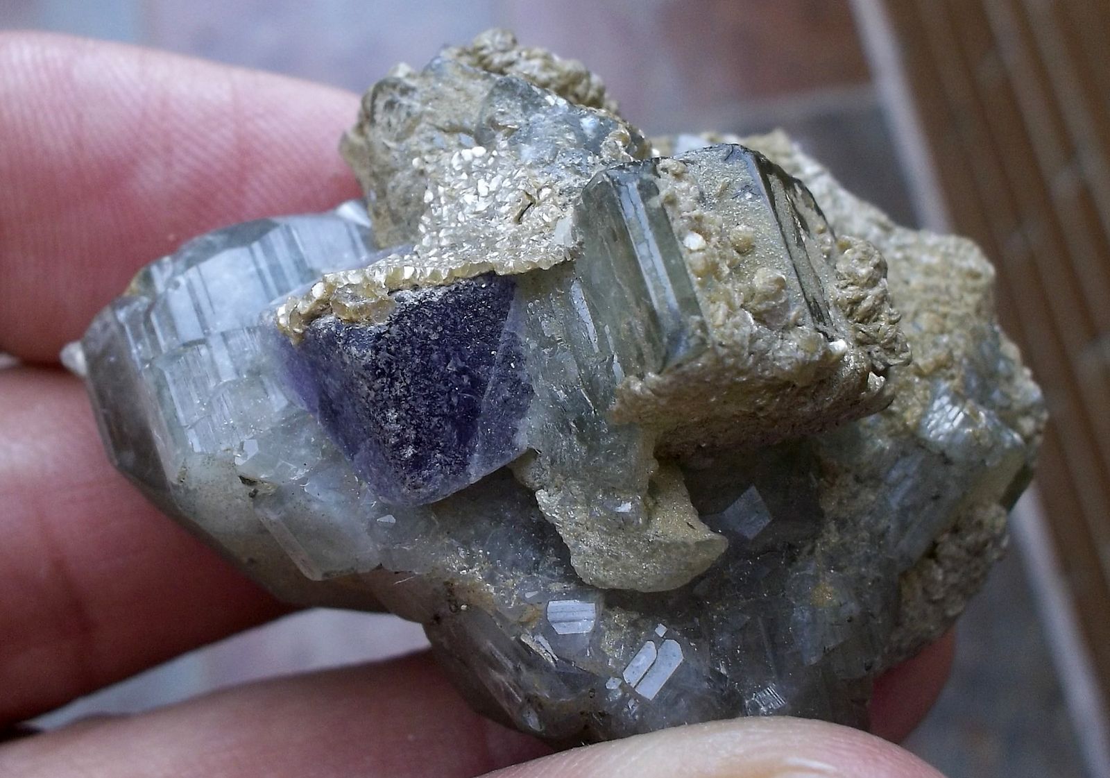 Fluorapatito (Grupo Apatito), Moscovita y Fluorita
4 x 3 cm
(Autor: Cristalino)