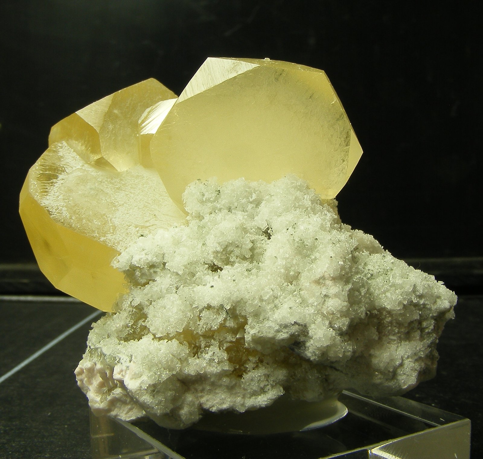 Calcita
6cm Cristales de 3 y 4.5cm
(Autor: yowanni)
