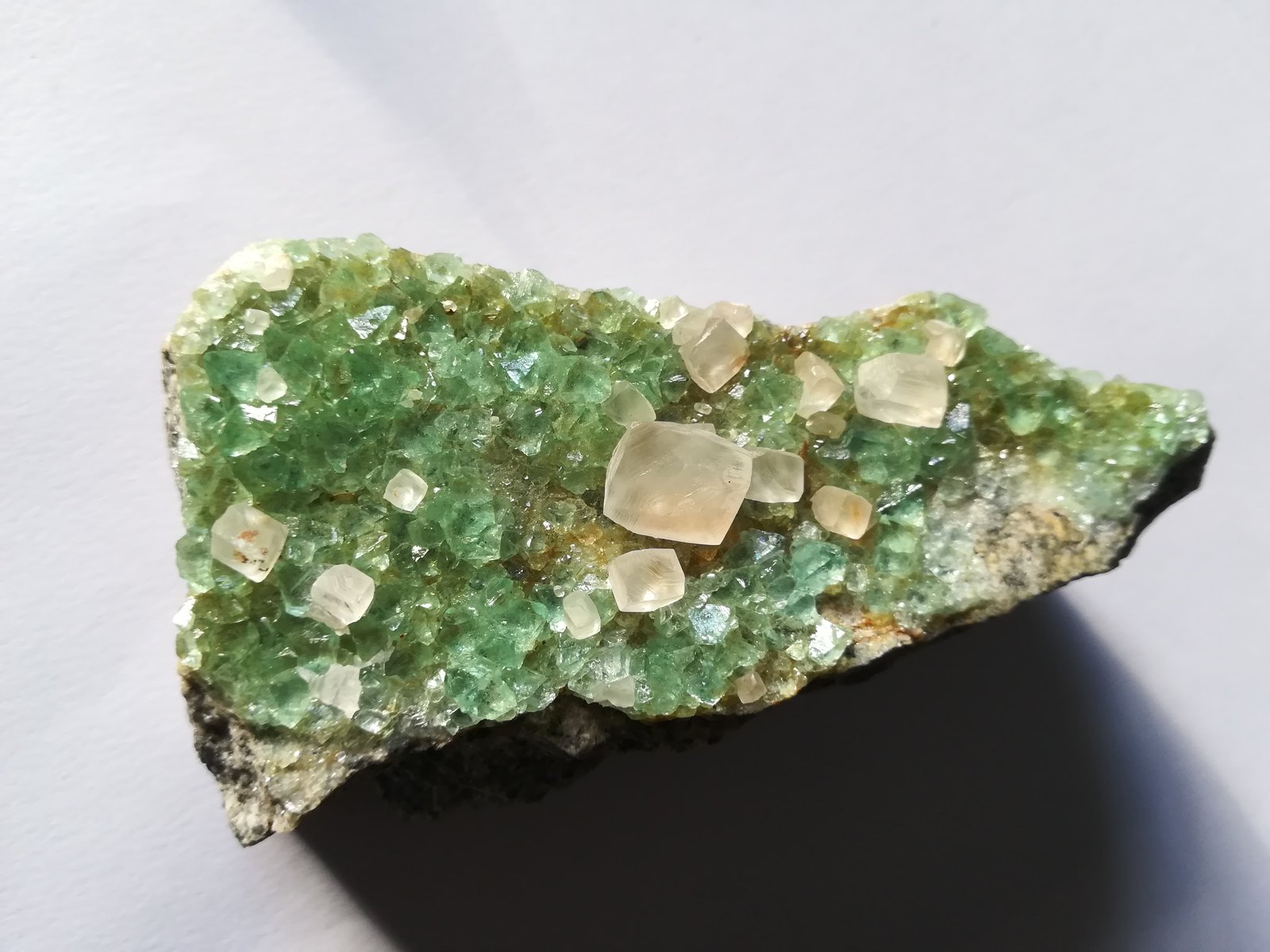 Calcita, Fluorita.
9 x 5 cm.
(Autor: Rafael varela olveira)
