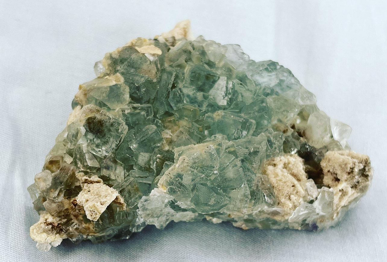 Fluorita
8cm de ancho y 2,5cm de alto
(Autor: castrominerals)