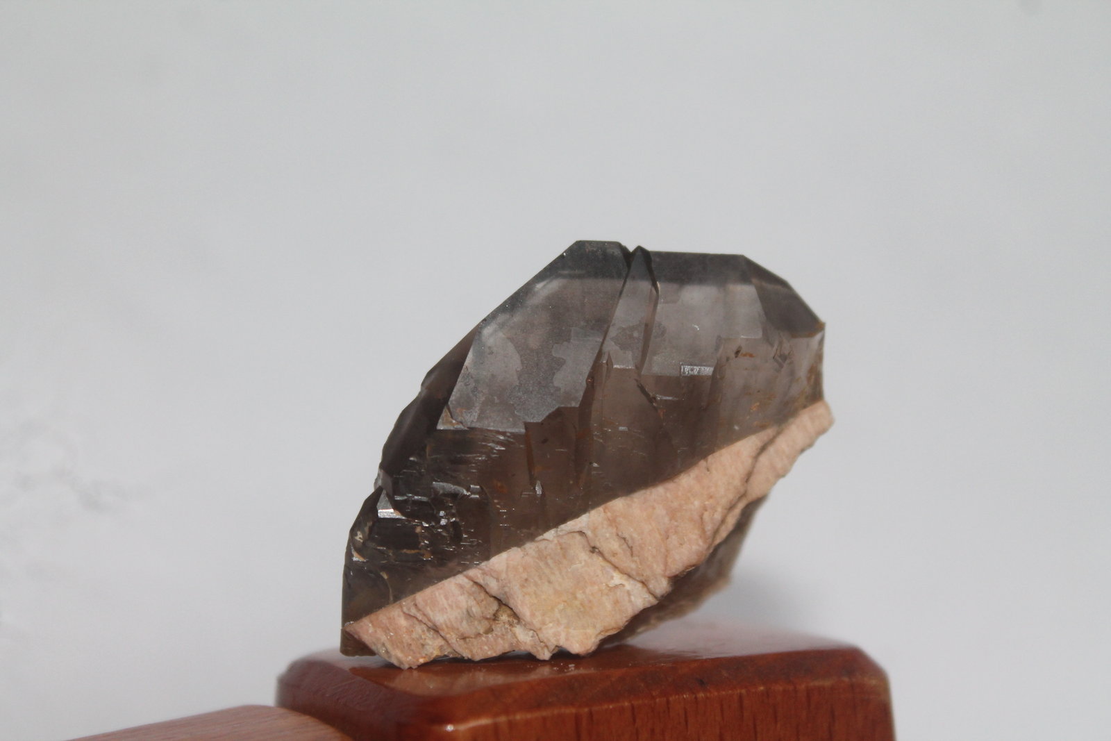 Cuarzo (variedad ahumado)
4 x 4,5 cm.
(Autor: Rafael varela olveira)