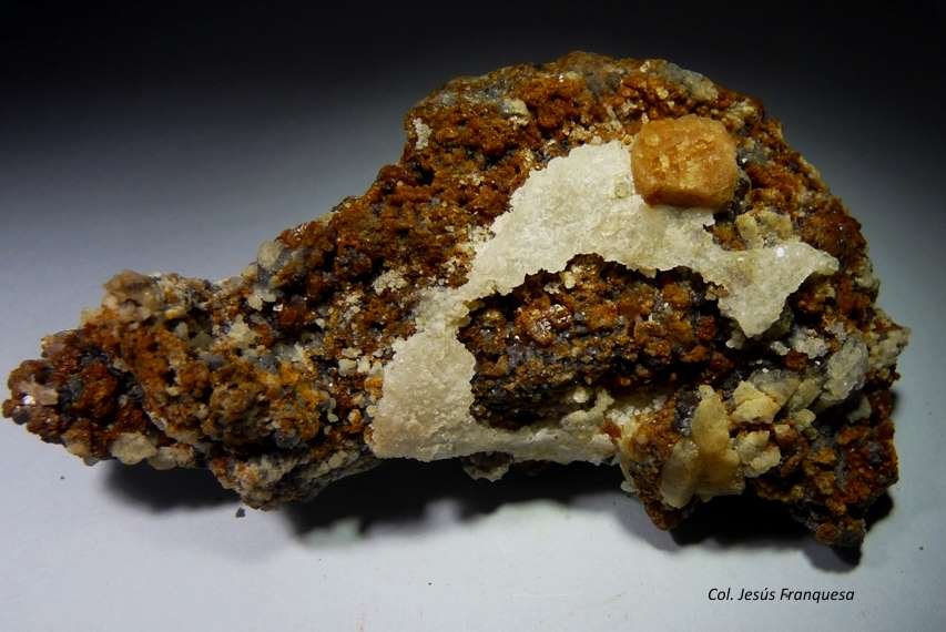 Clinohumita y Forsterita.
80x45 mm.
(Autor: Jesus Franquesa Baucells)