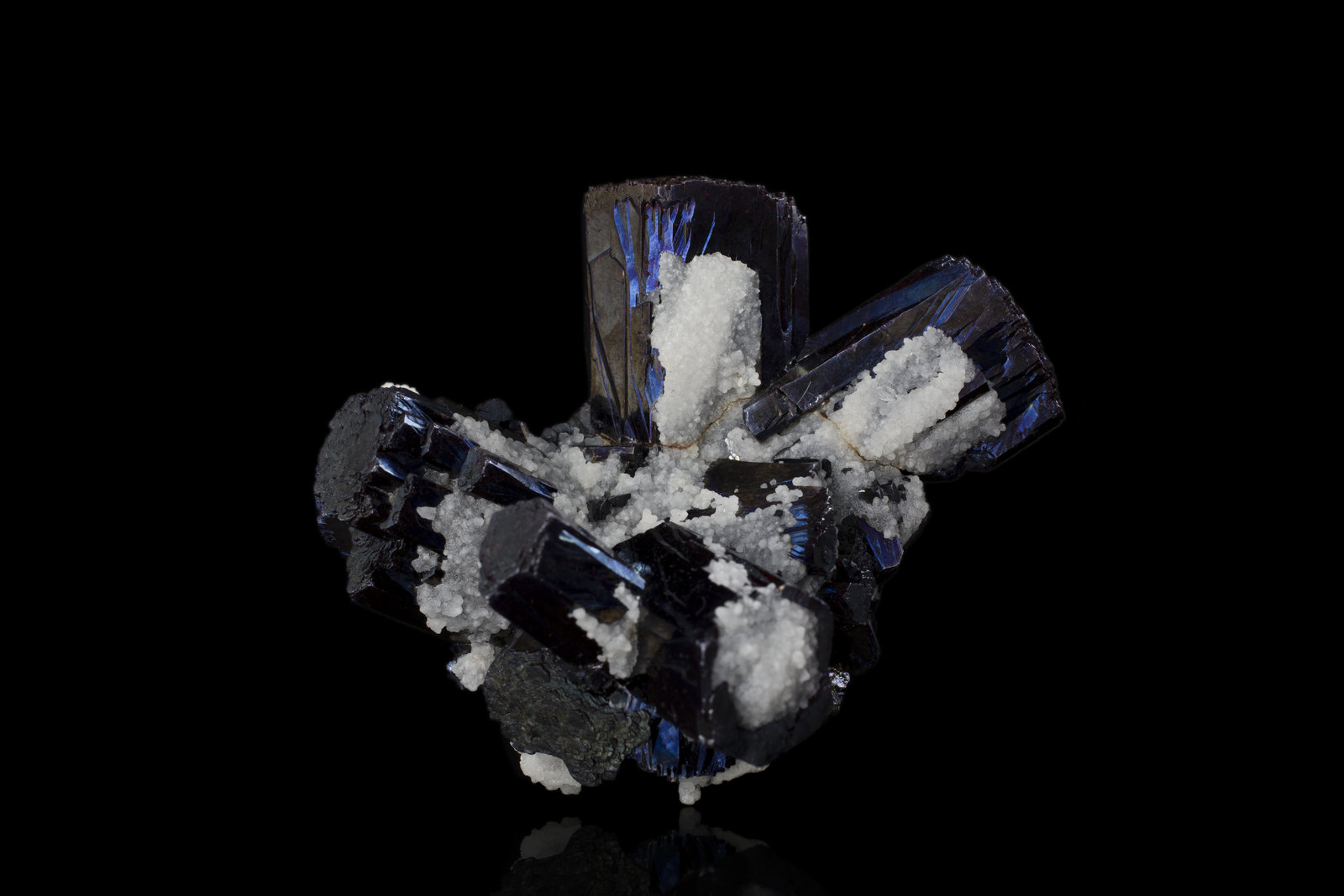 Pirargirita con Calcita
7,5 x 6,5 x 5,5 cm
(Autor: Museo MIM)