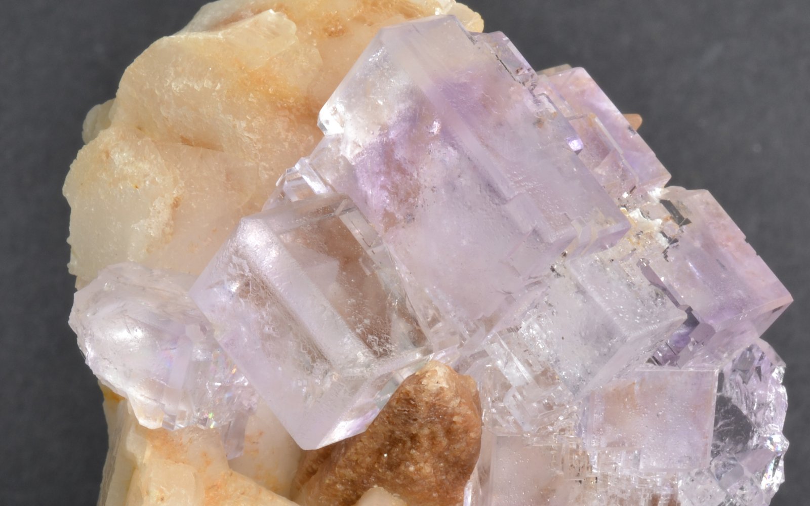 Fluorita, Calcita
6 x 5 x 4 cm
(Autor: Raúl S. Llorente)