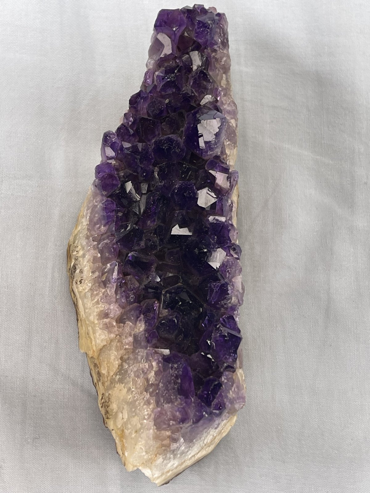 Cuarzo (variedad amatista)
13cm de ancho y 3cm de alto
(Autor: castrominerals)