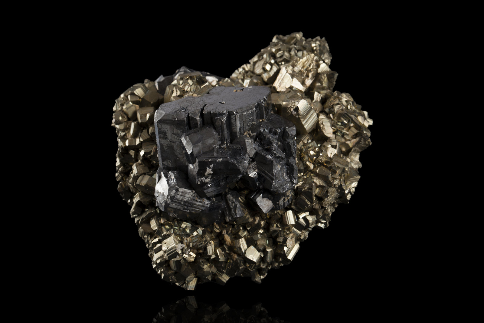 Bournonita con Pirita
Cristal principal: 3,9 cm
(Autor: Museo MIM)