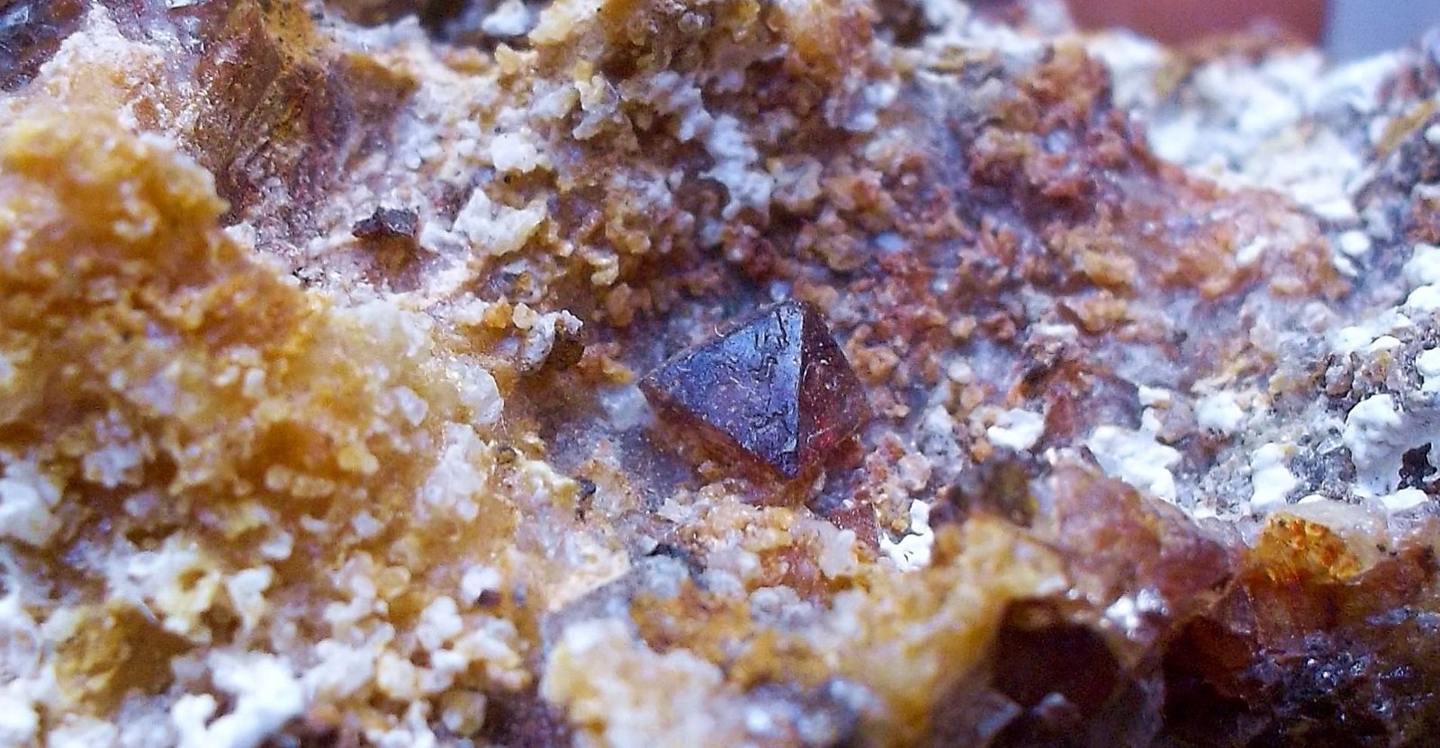 Espinela
Cristal de unos 4 mm aprox.
(Autor: Cristalino)