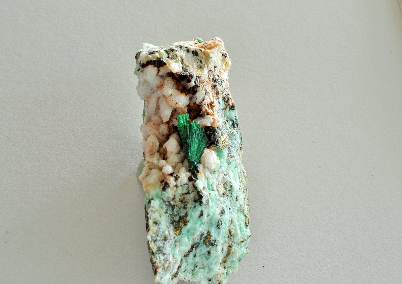 Malaquita, Cuarzo, Calcopirita
5,5 x 3 x 2,5 cm
(Autor: Raúl S. Llorente)