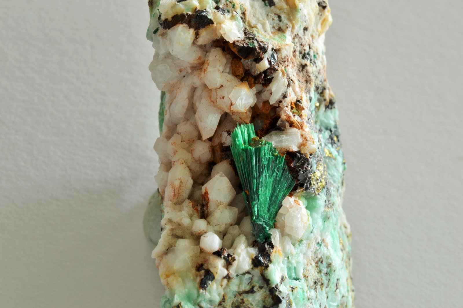 Malaquita, Cuarzo, Calcopirita
5,5 x 3 x 2,5 cm
(Autor: Raúl S. Llorente)