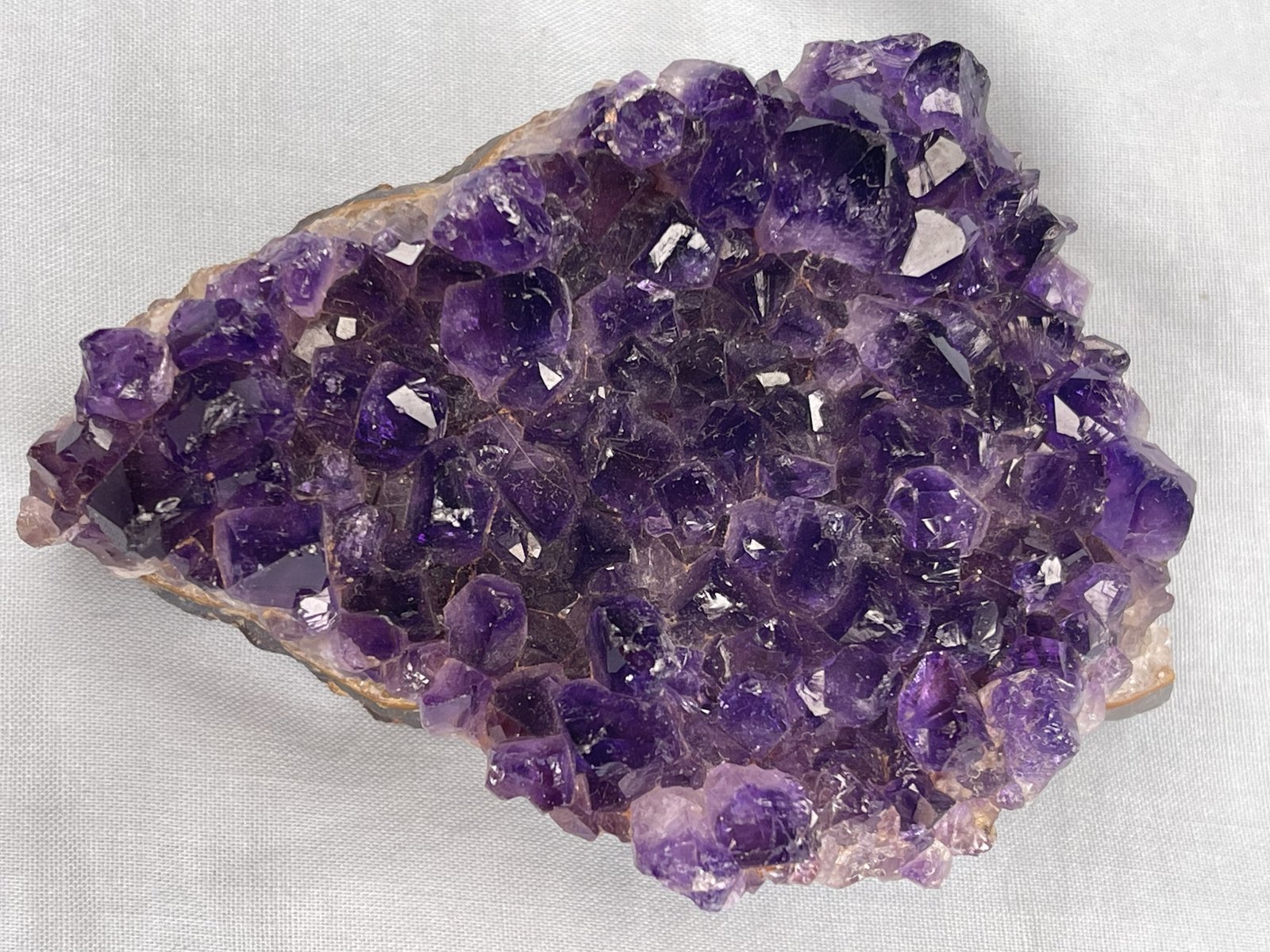 Cuarzo (variedad amatista)
8,5cm de ancho y 2cm de alto
(Autor: castrominerals)
