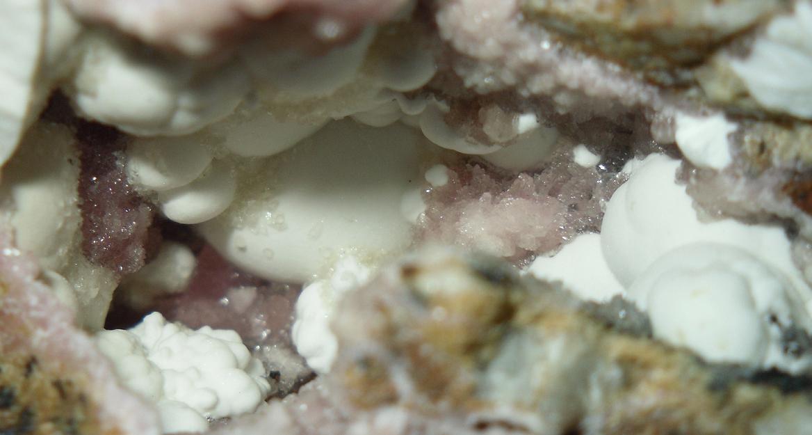 Calcita (variedad cobaltifera), Calcita
3'5 x 2 cm la obertura de la geoda
(Autor: Jordi Franco)