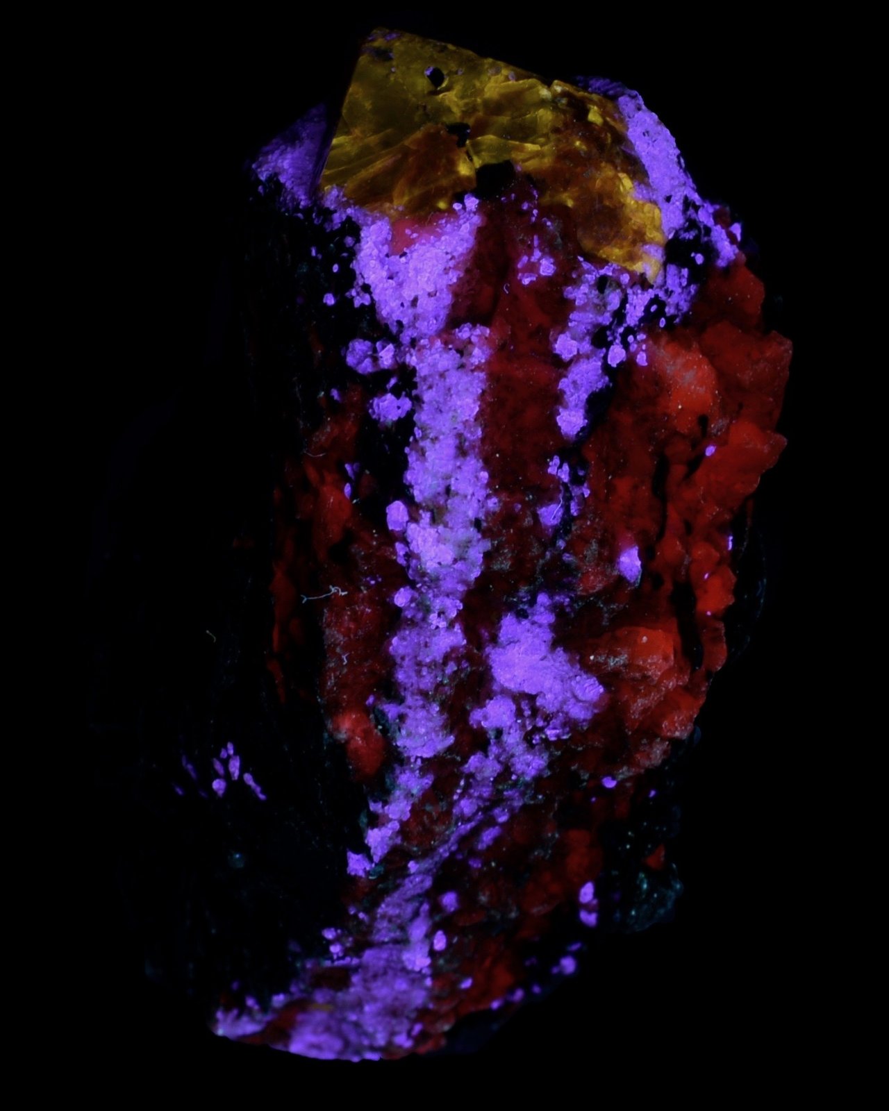 Zircon, Apatito, Calcita, Biotita,
42 x 30 mm
(Autor: UVmineral)