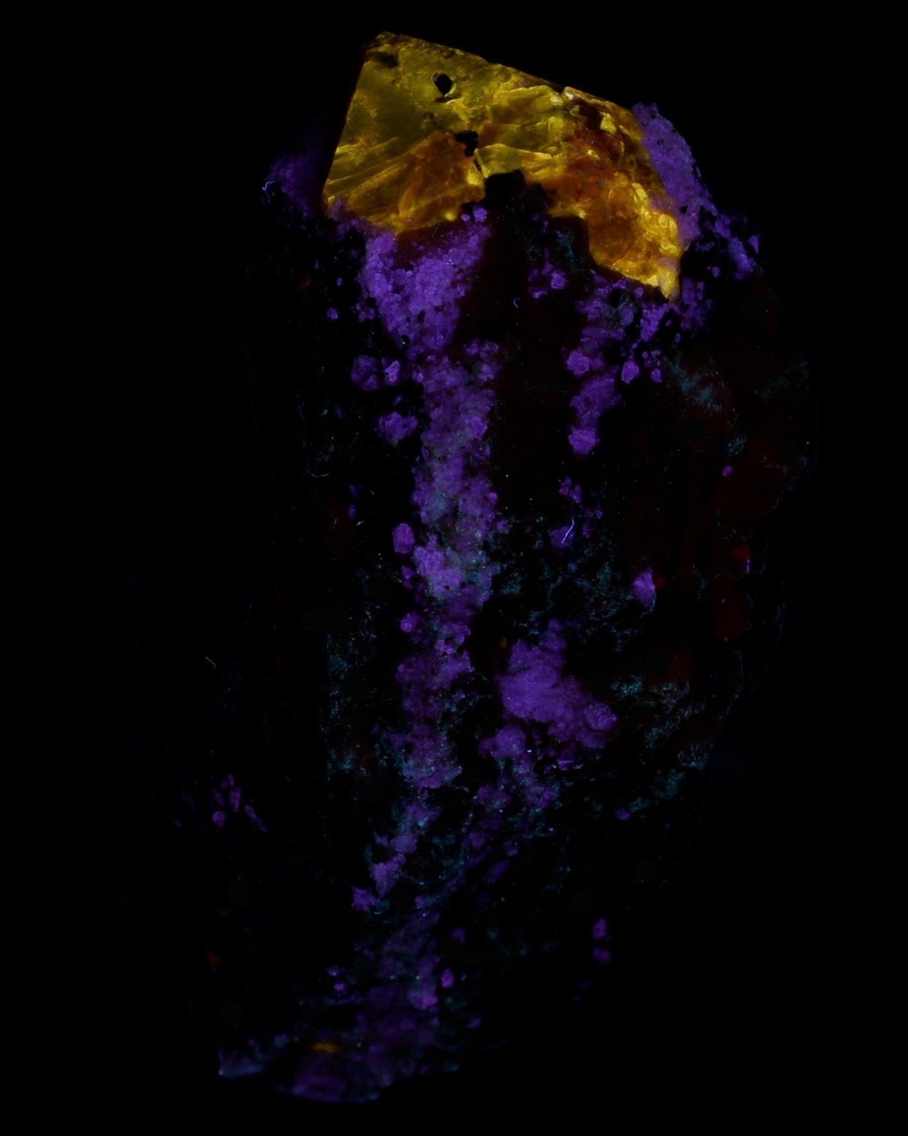 Zircon, Apatito, Calcita, Biotita,
42 x 30 mm
(Autor: UVmineral)