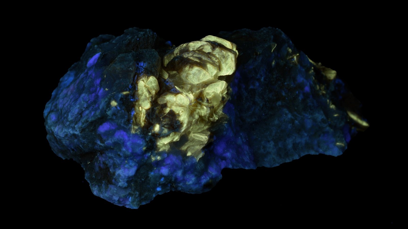 Lepidolita, Microclina, Cuarzo, Elbaita
(Autor: UVmineral)