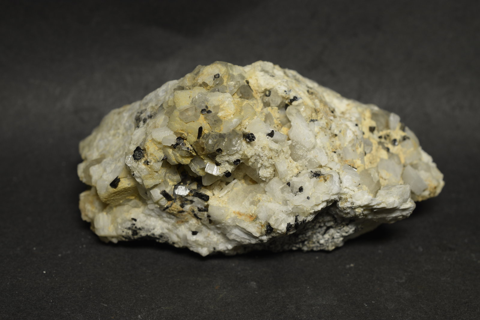 Microclina, Chorlo, Cuarzo
8 x 4 cm
(Autor: UVmineral)