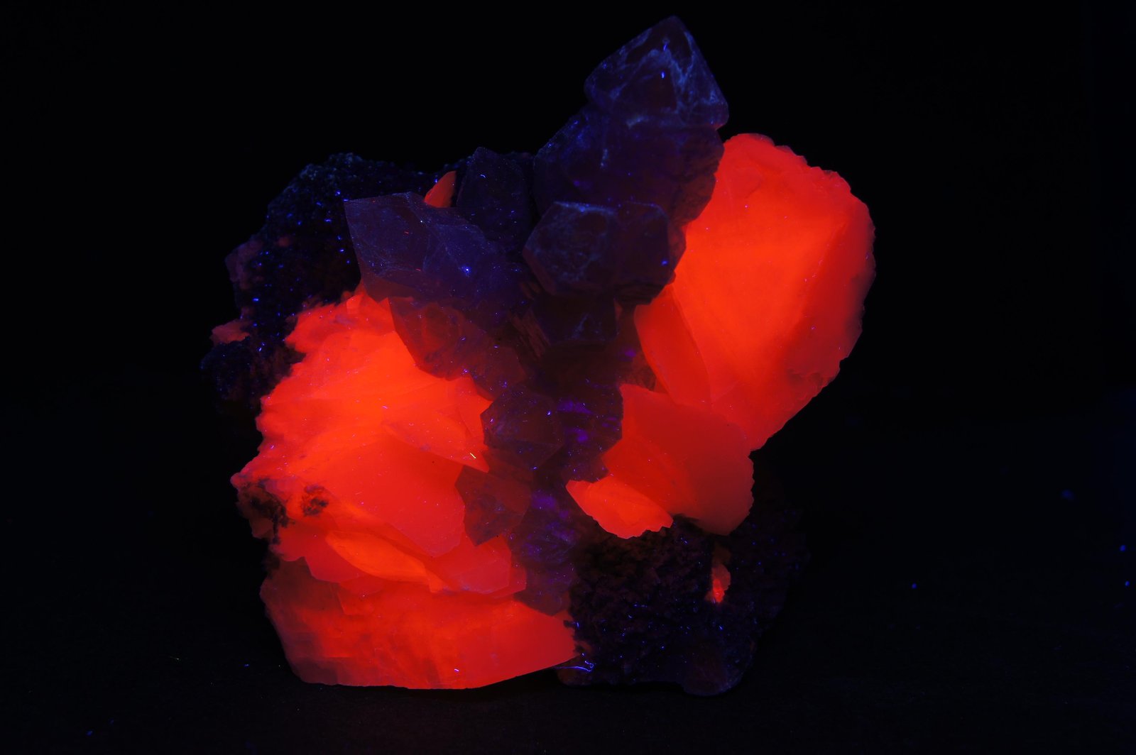 Cuarzo y Calcita
8 x 7,5 x 6 cm
(Autor: Antonio Alcaide)