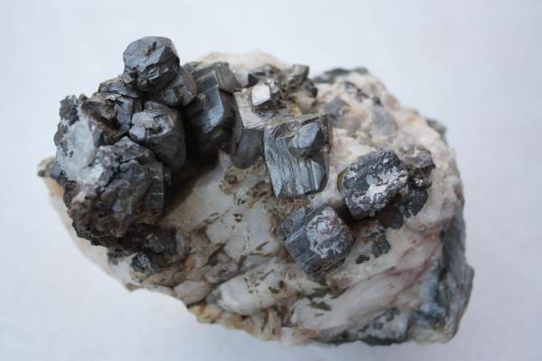 Hematites pseudomorfo de pirita sobre cuarzo
12x8 cm; cristal mayor: 1,5x1,5 cm
(Autor: Inma)