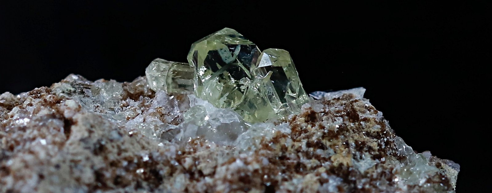 Fluorapatito
Encuadre 14 mm. grupo cristales: 4.5  mm
(Autor: Ángel Rodríguez Benavent)