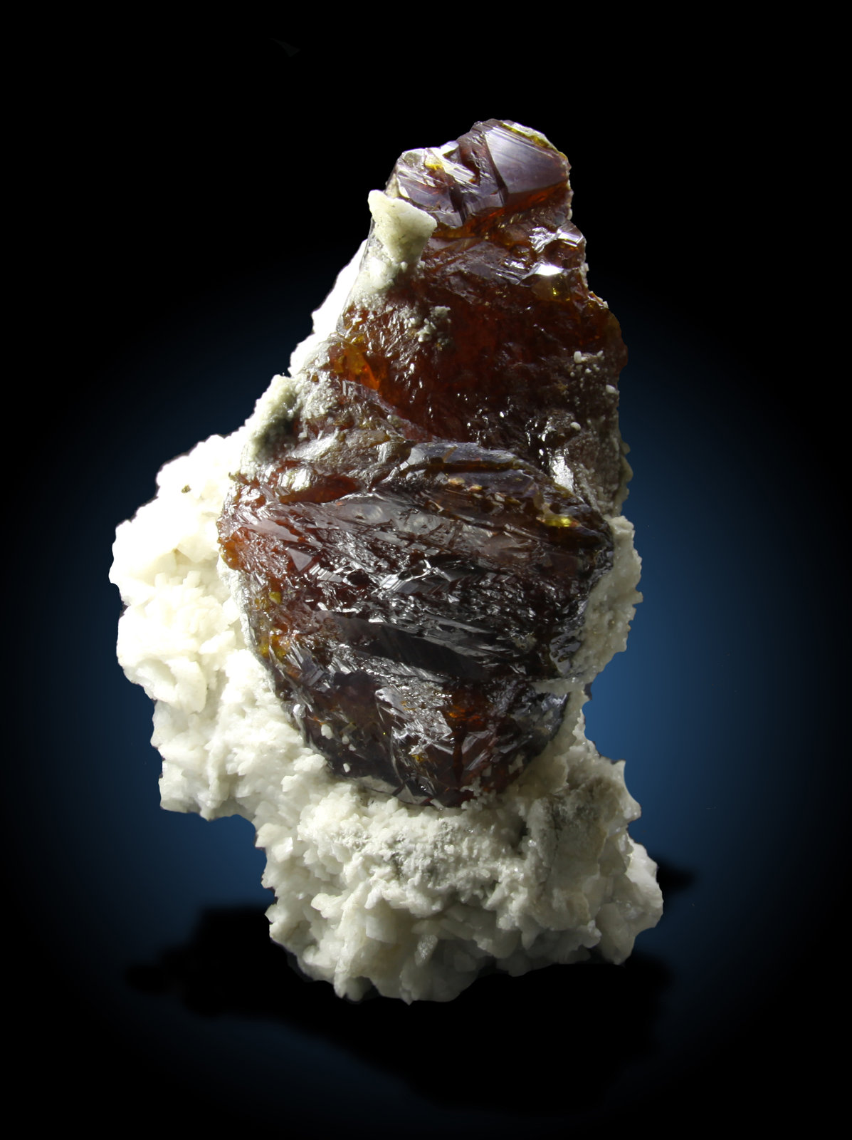 Esfalerita en Dolomita
15x9 cm, cristal complejo de 11cm de dimensión máxima
(Autor: Raul Vancouver)
