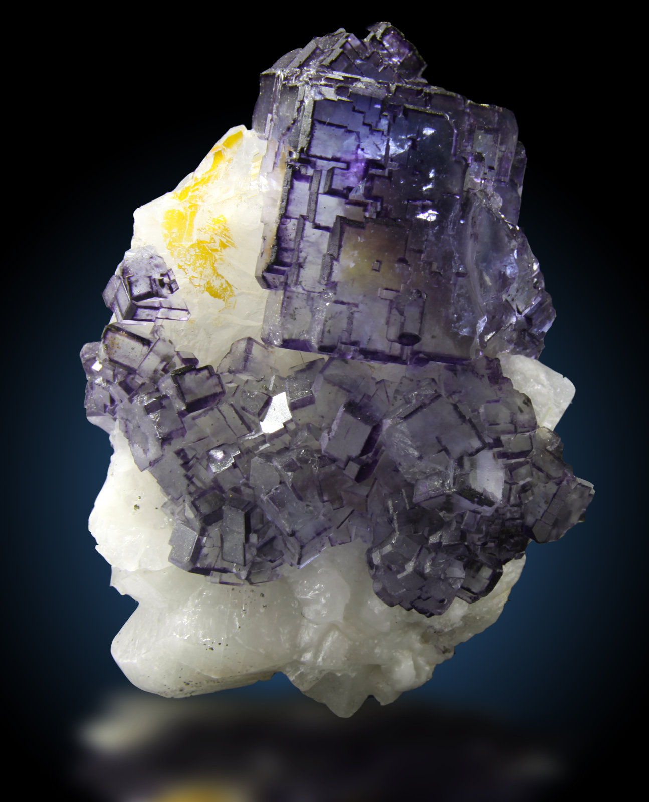 Fluorita con Calcita
9x6cm, cristal mayor de 3.5cm
(Autor: Raul Vancouver)