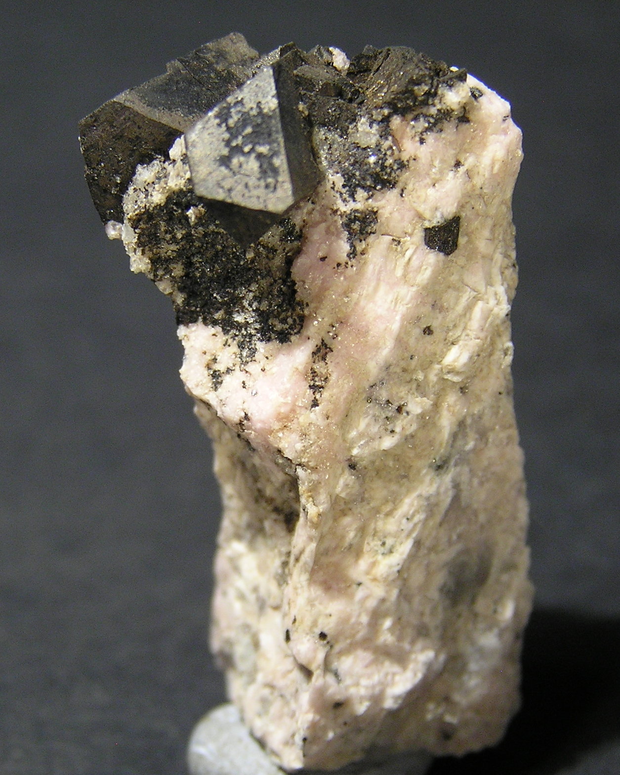 Alabandita, Rodocrosita
3,6 × 1,8 × 1,2 cm
(Autor: Frederic Varela)
