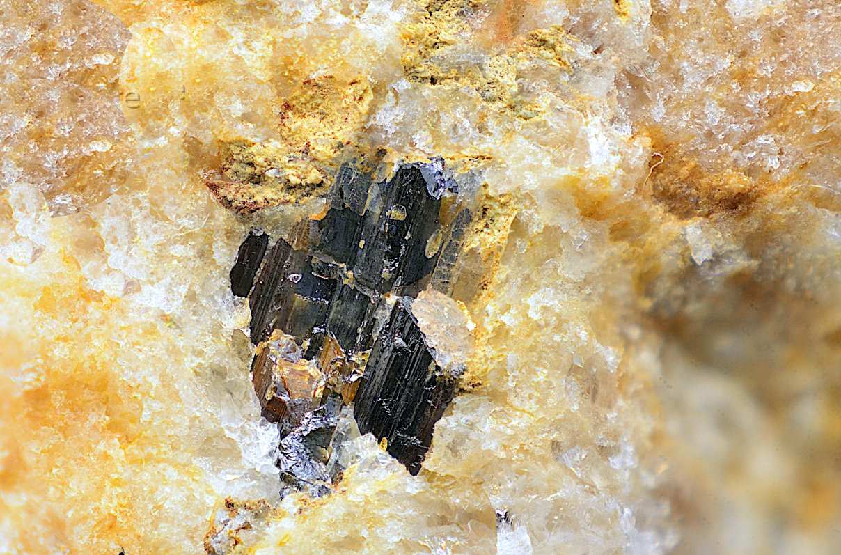 Valentinita pseudomorfa de Estibina
Campo de visión de 12 mm.
(Autor: Antonio Carmona)