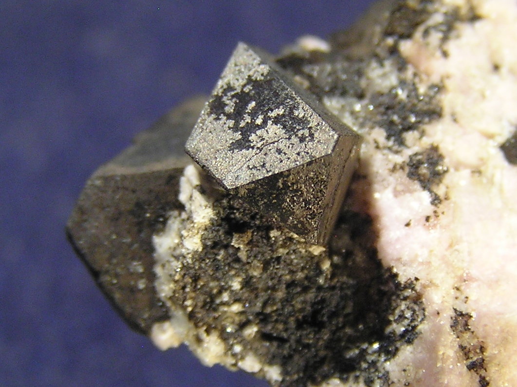 Alabandita, Rodocrosita
Detalle de la pieza anterior. Cristal 0,9 x 0,5 cm
(Autor: Frederic Varela)