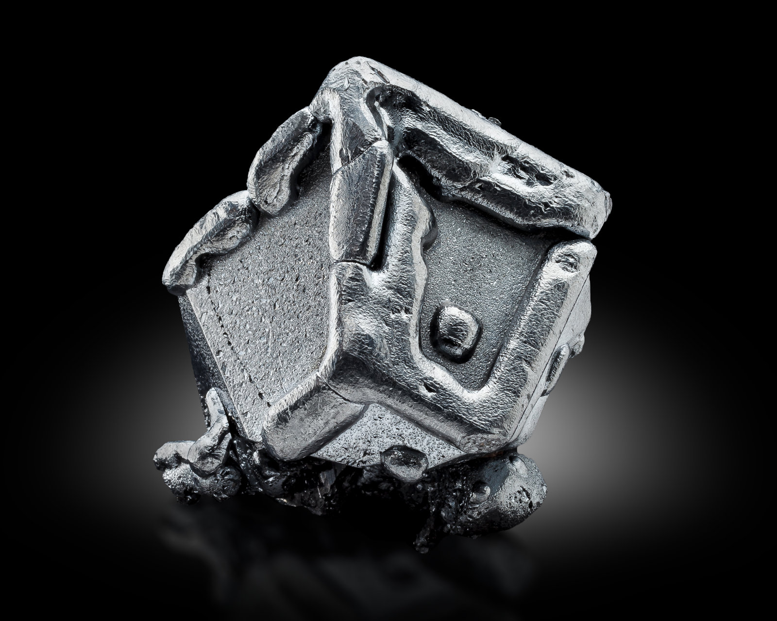 Acanthita
4 x 3.5 x 4 cm / cristal principal: 3.8 cm
(Autor: Museo MIM)