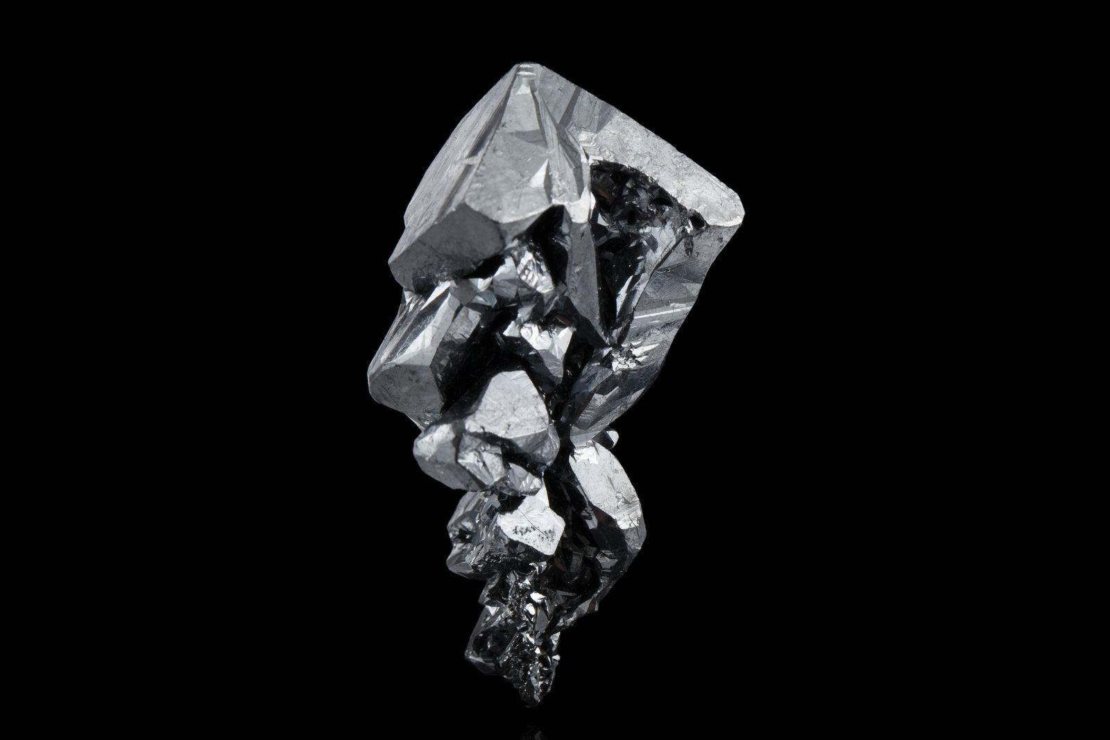 Acantita
4.5 x 2.5 x 2.5 cm / Cristal principal: 2.1 cm
(Autor: Museo MIM)