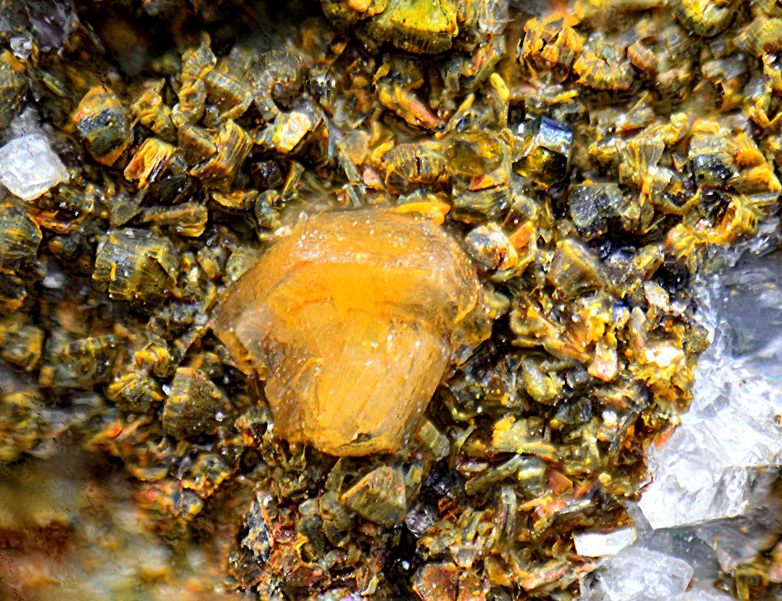 Synchysita-(Ce) sobre Clinocloro
Campo de visión de 2 mm
(Autor: Antonio Carmona)