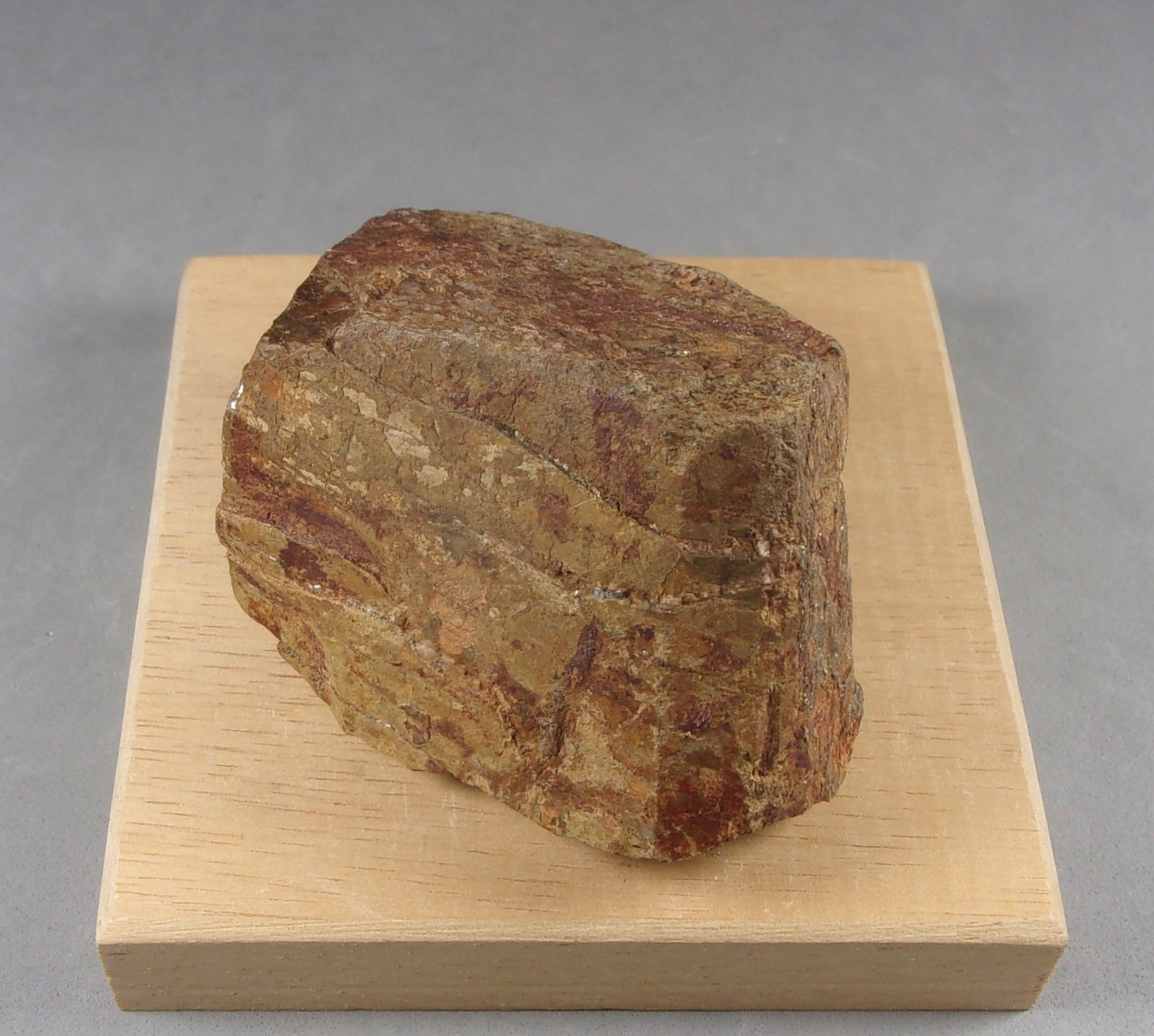 Aeschynita-(Y)
5,9 x 4,5 x 3,8 cm. 280,5 g.
(Autor: J. G. Alcolea)
