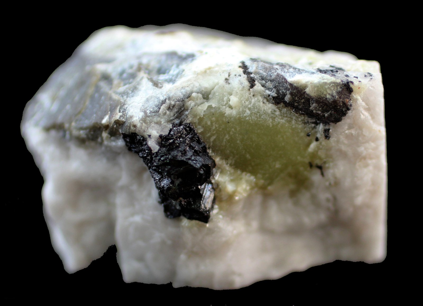 Moscovita (variedad pinita), Casiterita, Cuarzo
56 x 47 x 32mm.
(Autor: José Luis Zamora)