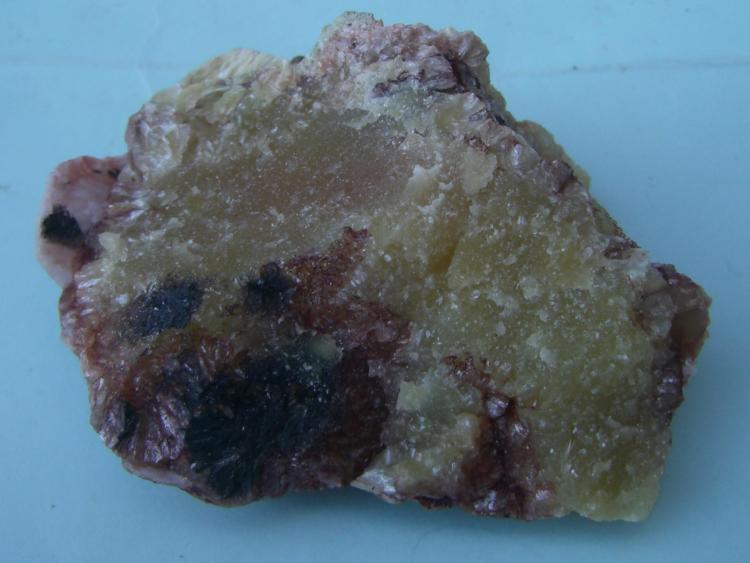 Moscovita (variedad pinita) y casiterita
7 x 5 cm.
(Autor: Antonio GG)