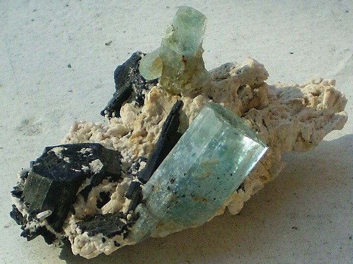 Berilo (variedad aguamarina), Chorlo y Albita
8,5 x 6 x 4,2 cm / cristal mayor 3 x 1,5 cm
(Autor: Juancho)