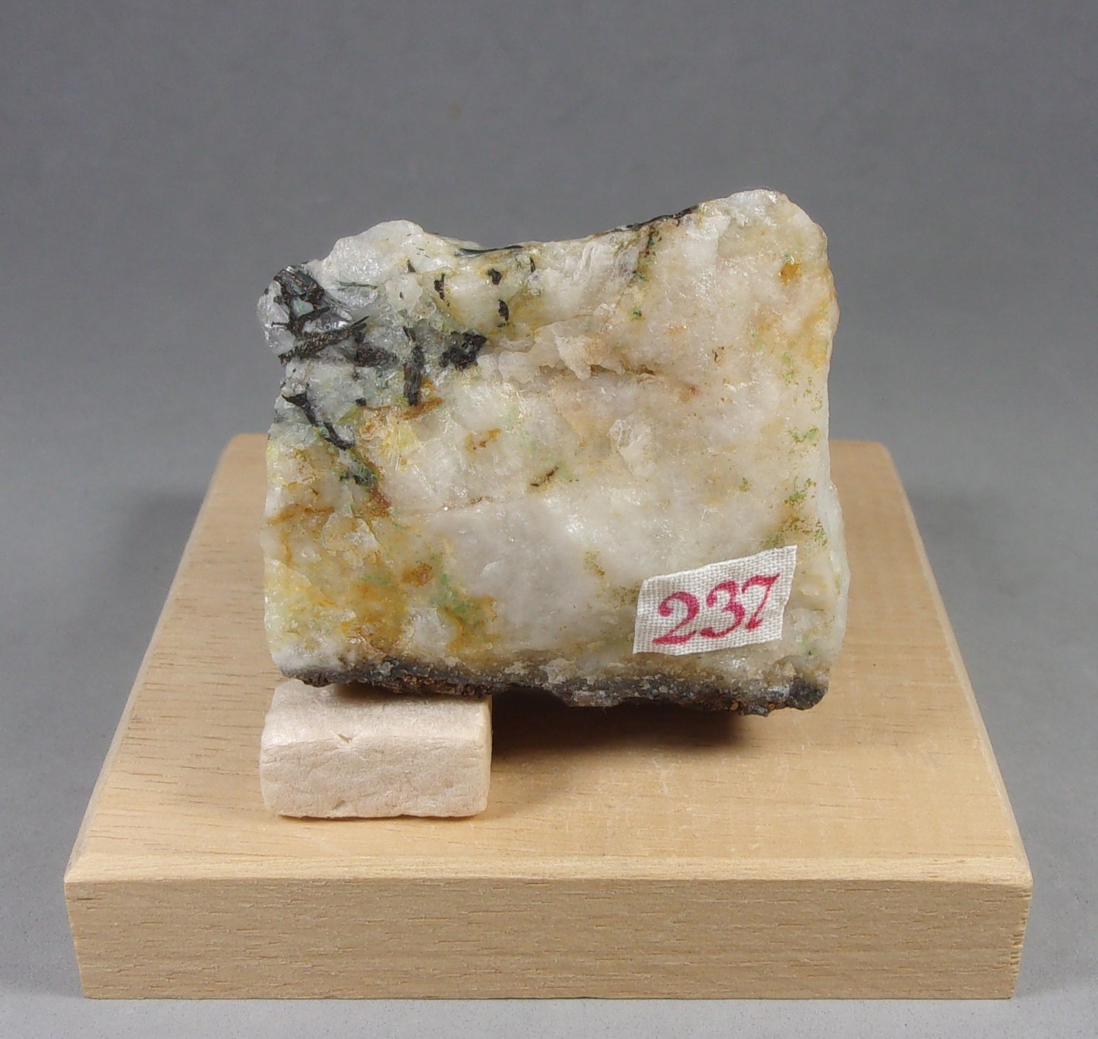Aikinita
5,4 x 5,4 x 2,9 cm.
(Autor: J. G. Alcolea)