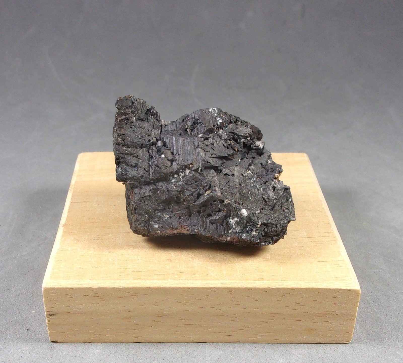 Alabandita
3,7 x 2,7 x 2 cm. 43,65 g.
(Autor: J. G. Alcolea)