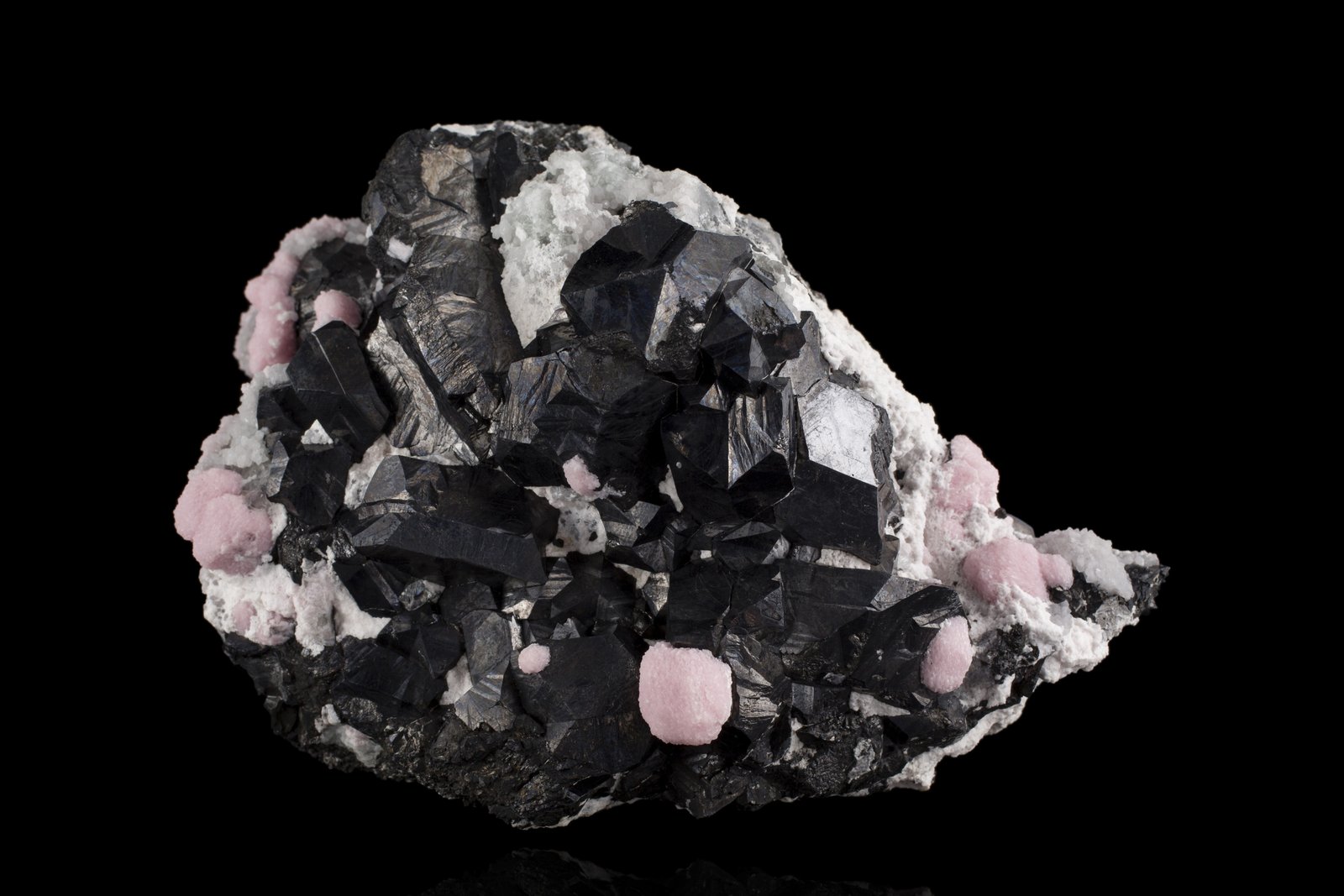 Alabandita con Cuarzo, Calcita y Rodocrosita
13 x 7.5 x 8.5 cm / Cristal principal: 3 cm.
(Autor: Museo MIM)