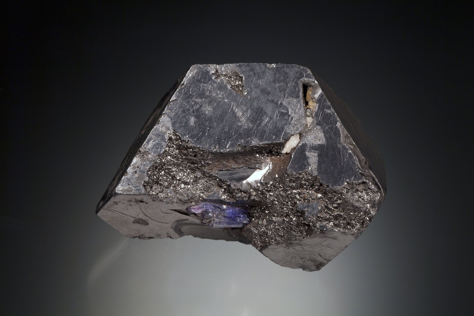 Alabandita con Grafito y Zoisita (variedad tanzanita)
7.5 x 4.5 x 5 cm / Cristal principal: 7.2 cm
(Autor: Museo MIM)