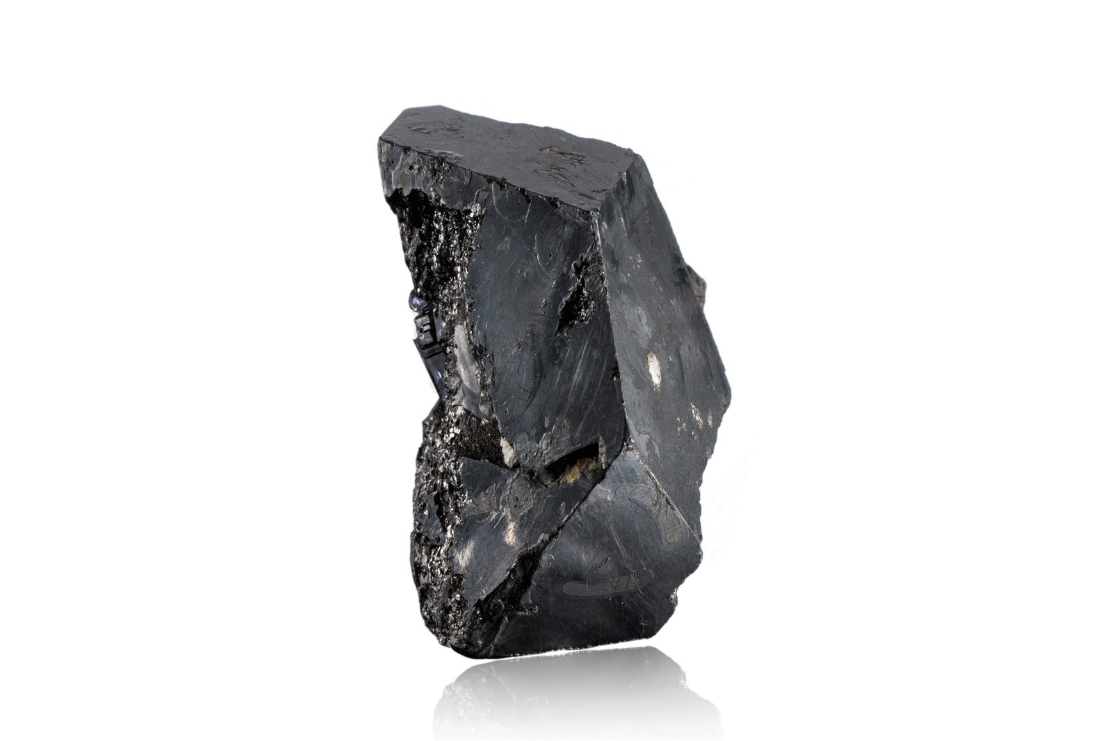 Alabandita con Grafito y Zoisita (variedad tanzanita)
7.5 x 4.5 x 5 cm / Cristal principal: 7.2 cm
(Autor: Museo MIM)