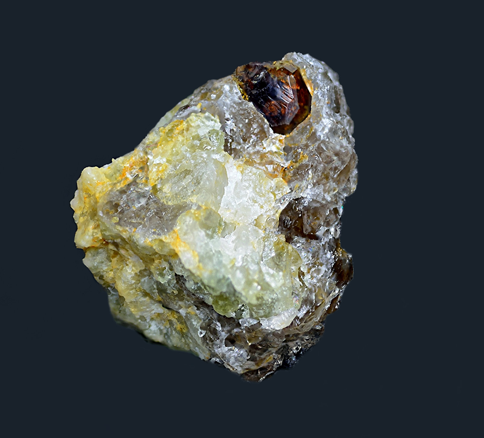 Monazita-(Ce)
Cristal de 7 mm en matriz de pegmatita de25x22x20 mm
(Autor: Antonio Carmona)