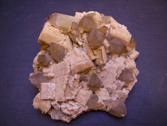 Microclina y Cuarzo
7 x 6 x 2,5 cm
(Autor: Antonio Alcaide)