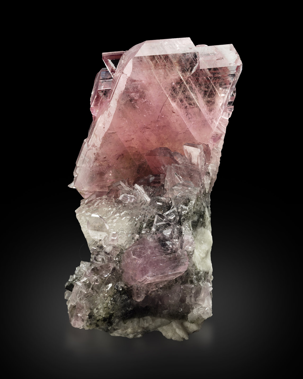 Albita con Cuarzo y Clorita
4 x 6 x 4.5 cm / Cristal principal: 5.1 cm
(Autor: Museo MIM)