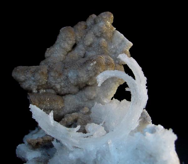Yeso (variedad sericolita)
Pieza: 8,5x4,4 cm. Cristal curvado: 3,3 cm.
(Autor: DAni)