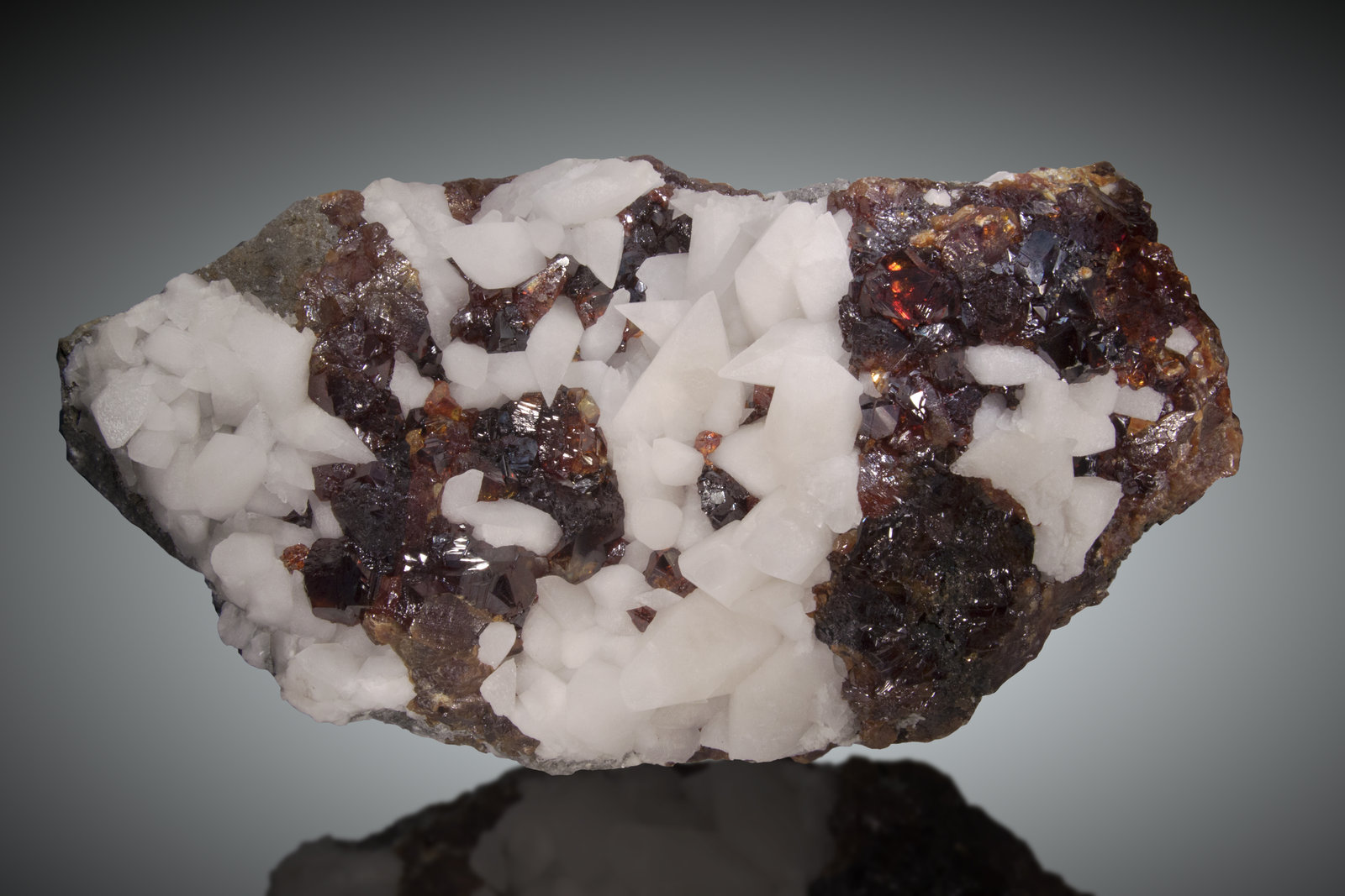 Esfalerita, Calcita
24cm x 11cm.
(Autor: Raul Vancouver)